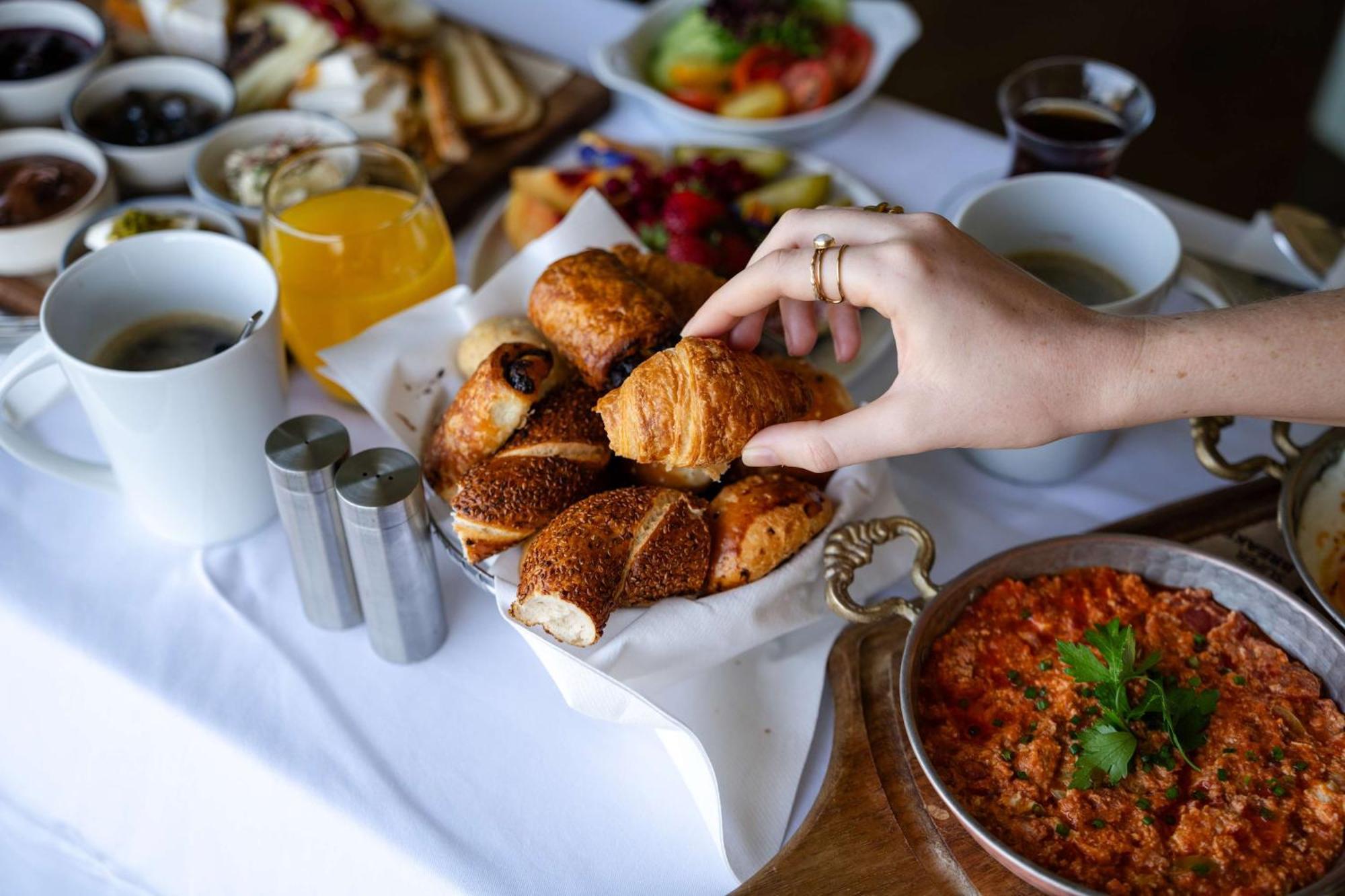 Radisson Blu Bosphorus Hotel Istanbul Exterior photo Turkish breakfast